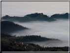 foto Colline nella nebbia al Tramonto